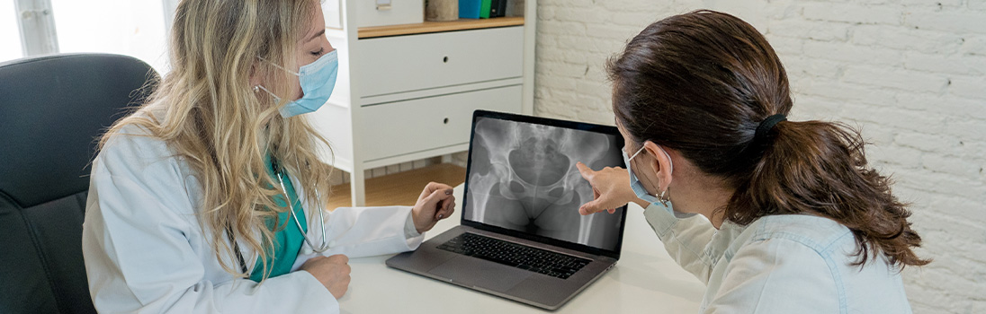 banner image of gyno onc doctors looking at xrays