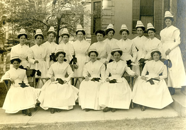 Nursing students 1910