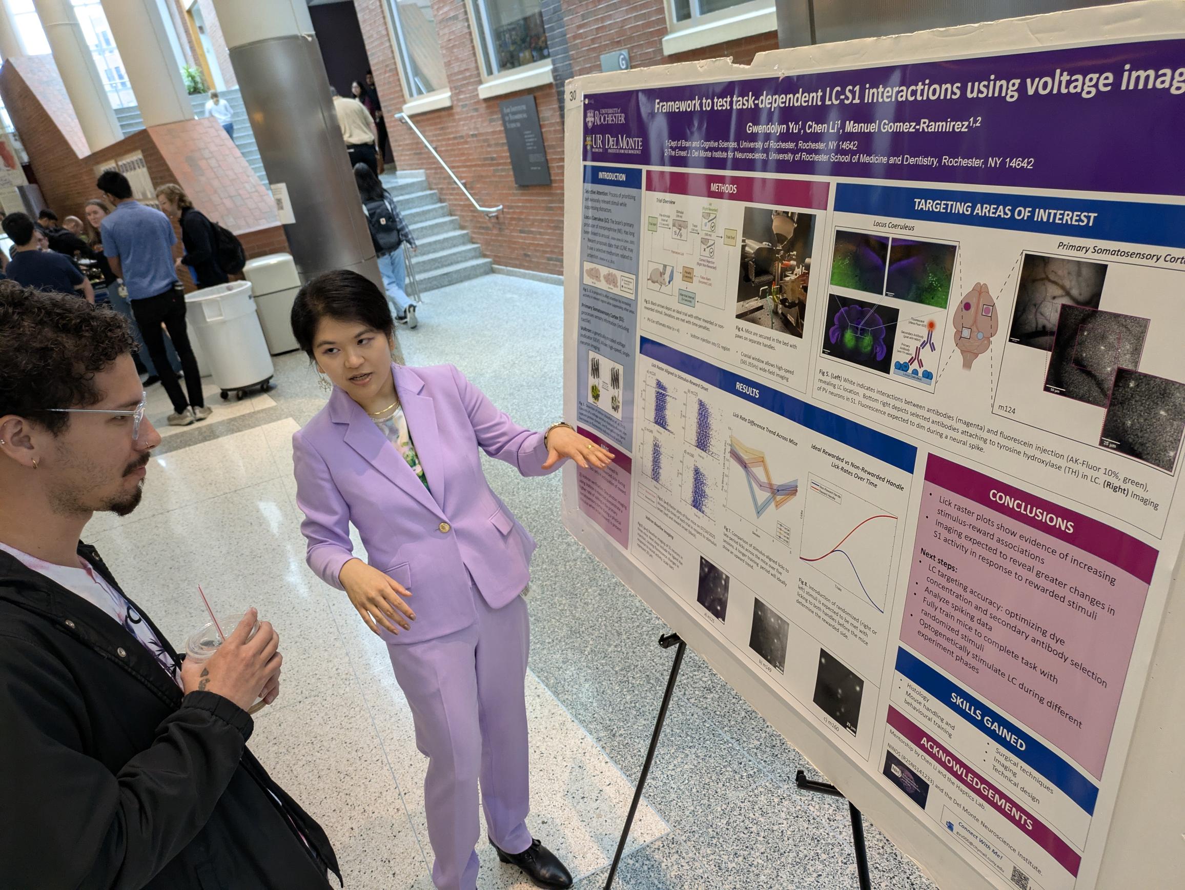 studnet presents scientific poster