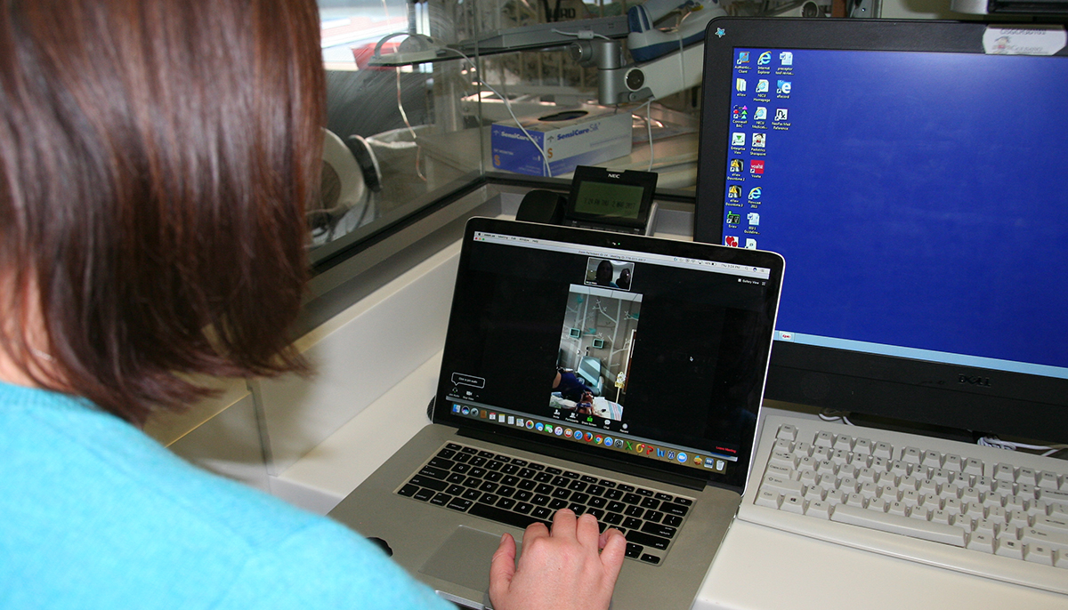 Simulation of telemedicine - doctors visit patients online.