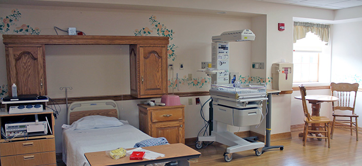 Family-centered birthing suites