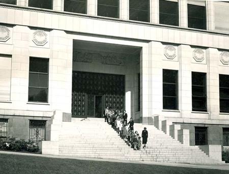 Children walking into Eastman Dental Brussels