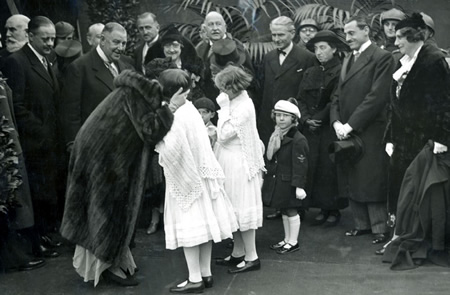 Queen Elisabeth greeting children