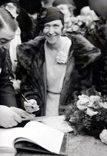 Queen Elisabeth signing contract