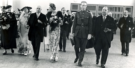 Queen Astrid and King Leopold walking during the dedication ceremony