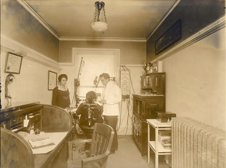 Hofschneider working on a patient