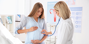Pregnant woman speaking with gynecologist