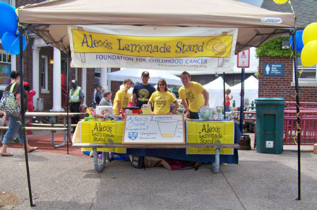 Photo of the Benoit lab and their lemonade stand